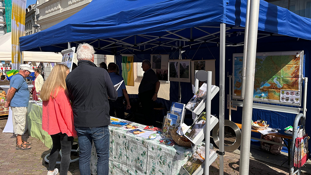 Infostand des Interessennetzwerk Städtepartnerstädte zum Markt der Kulturen