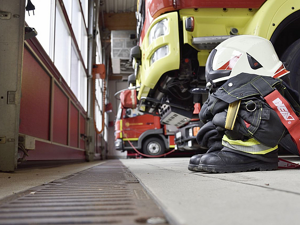Einsatzkleidung der Pirnaer Feuerwehr in der Fahrzeughalle