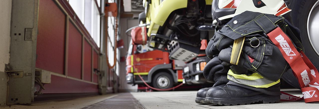 Einsatzkleidung der Pirnaer Feuerwehr Einsatzkleidung der Pirnaer Feuerwehr in der Fahrzeughalle