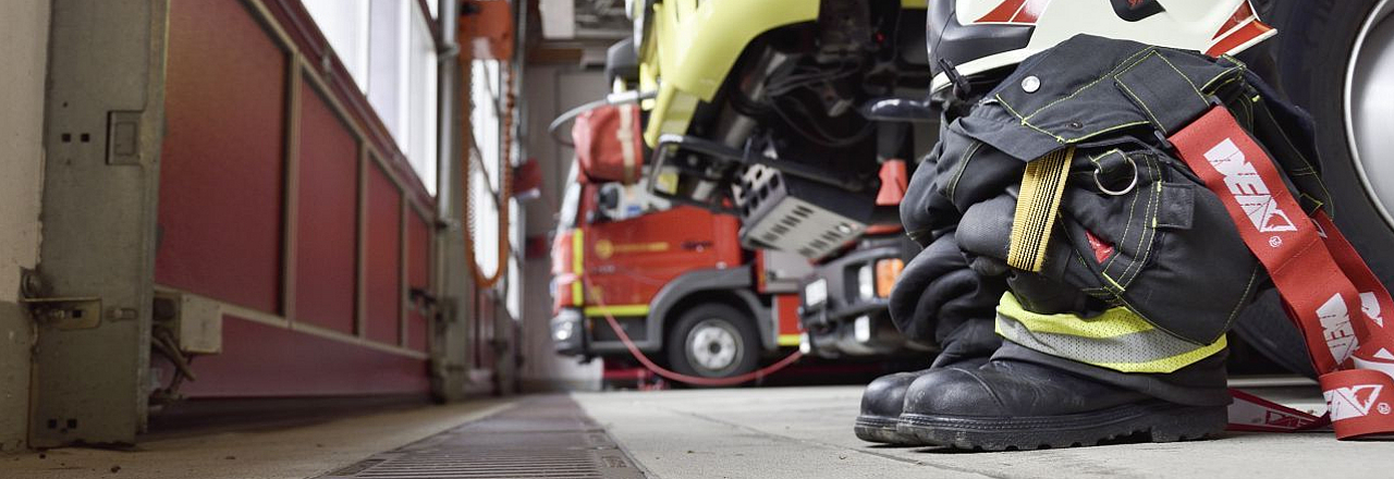 Einsatzkleidung der Pirnaer Feuerwehr in der Fahrzeughalle