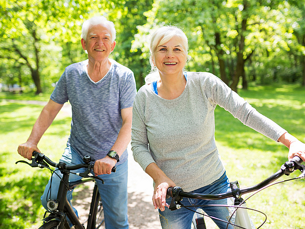 Älteres Pärchen beim Radfahren im Park