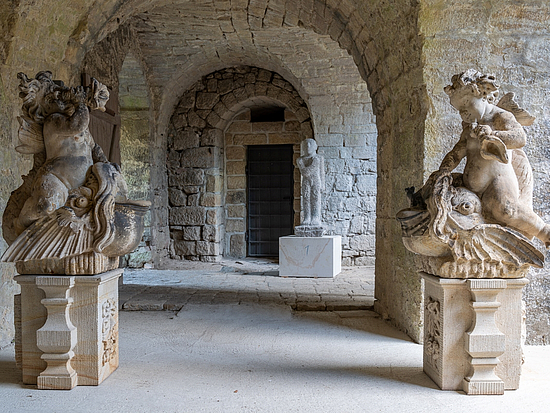 Ausstellungsansicht Pirnaer Skulpturensommer 2022-23 mit barocken Sandsteinskulpturen aus dem Dresdner Zwinger