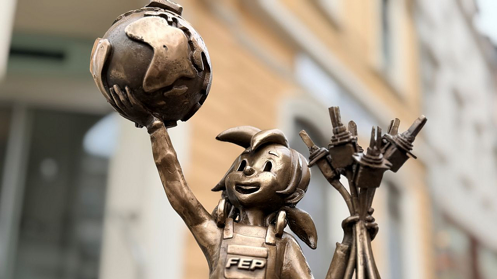 Detailaufnahme des Kopfes der Bronze-Pine der FEP