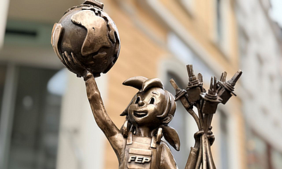 Detailaufnahme des Kopfes der Bronze-Pine der FEP