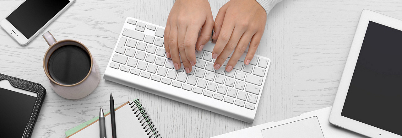 Tastatur, Tablet, Smartphone als Sinnbild für Kontakt zur Pressestelle