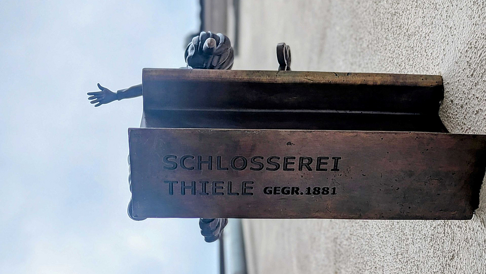 Schriftzug der Schlosserei Thiele am T-Träger 