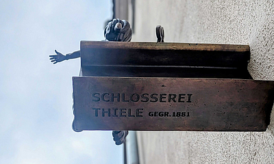 Schriftzug der Schlosserei Thiele am T-Träger 