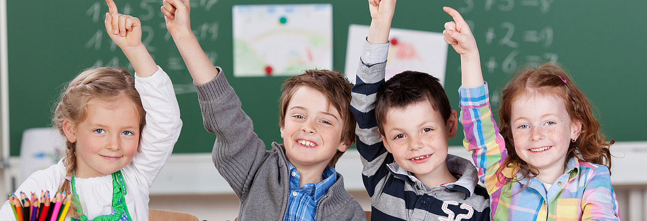 Grundschulen in Pirna sich meldende Grundschüler im Klassenzimmer