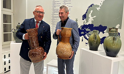 Präsident von Boleslawiec Piotr Roman mit Pirnas Oberbürgermeister Tim Lochner im Pückler-Palais, seit 2024 Sitz des Keramikmuseums.