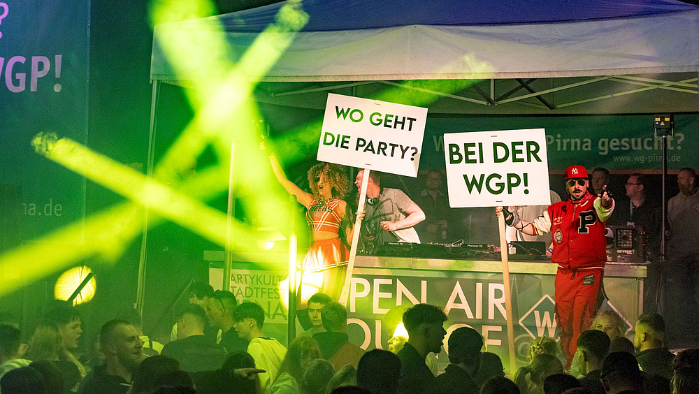 WGP-Lounge mit Schildern der WGP WGP wirbt mit Schildern am Mischpult