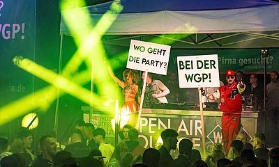 WGP wirbt mit Schildern am Mischpult