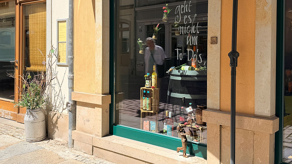 Schaufenster vomFASS mit Pine Pine an ihrem Platz vor dem Schaufenster des Geschäfts vomFASS